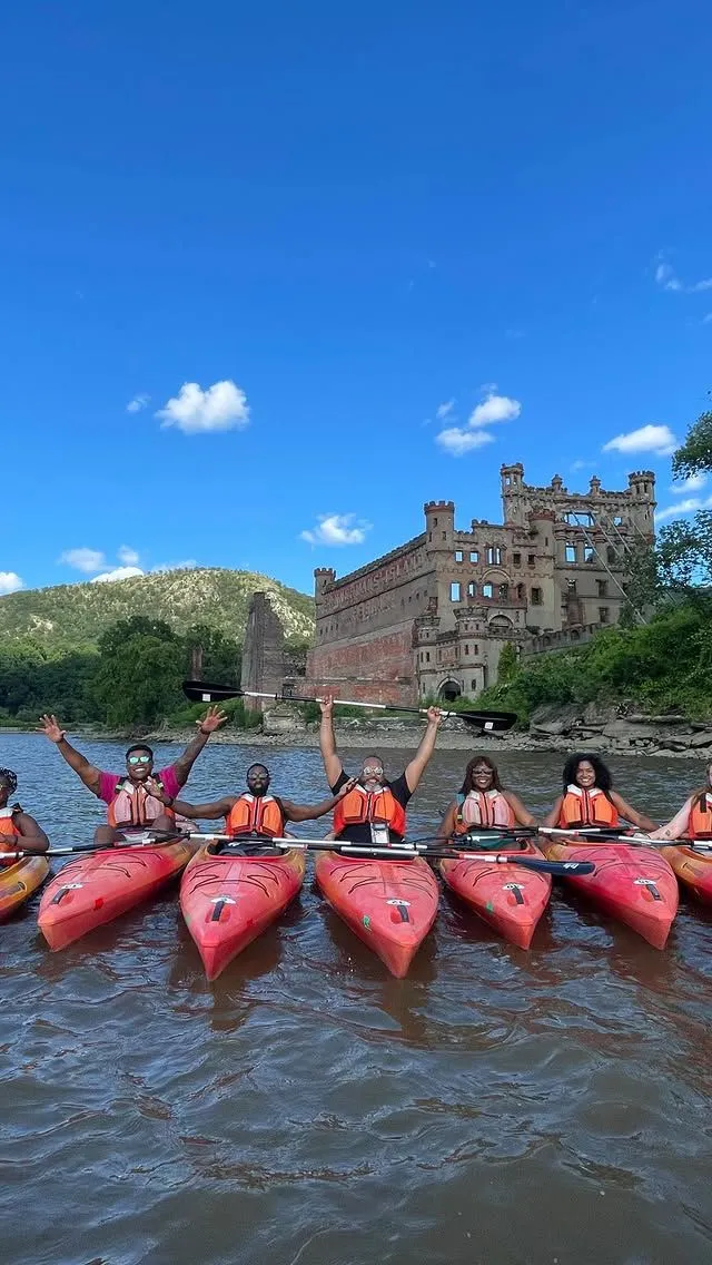 Group of kayakers on a guided tour approaching Bannerman Island safety