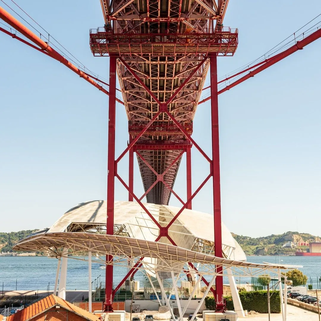 Interior view of the steel cables and mechanics inside the Pilar 7 bridge