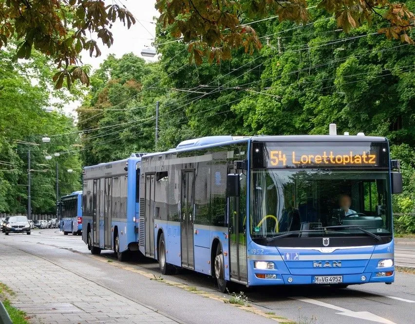A yellow tram in front of the Munich New Town Hall at Marienplatz