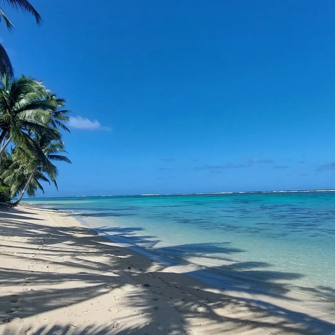 Beautiful turquoise waters and white sand at Titikaveka Beach in the Cook Islands