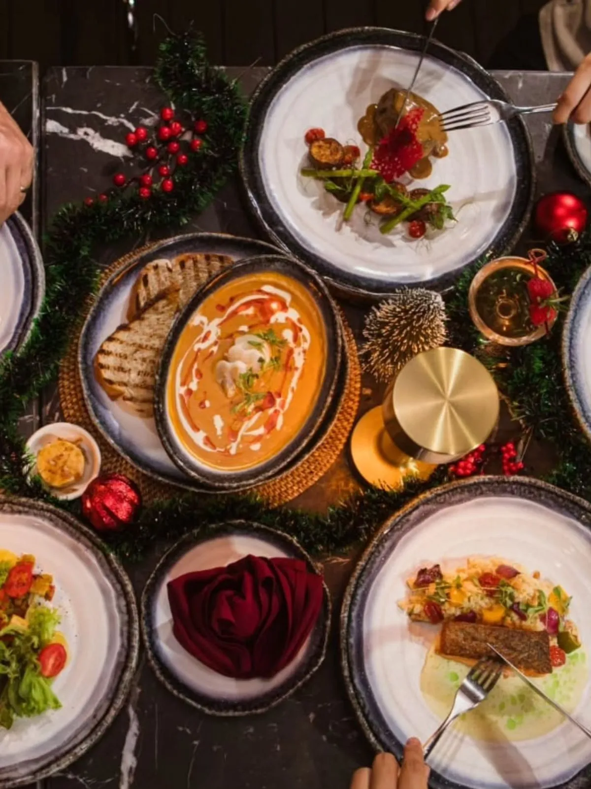 Communal wooden tables in the central beer garden at Viktualienmarkt