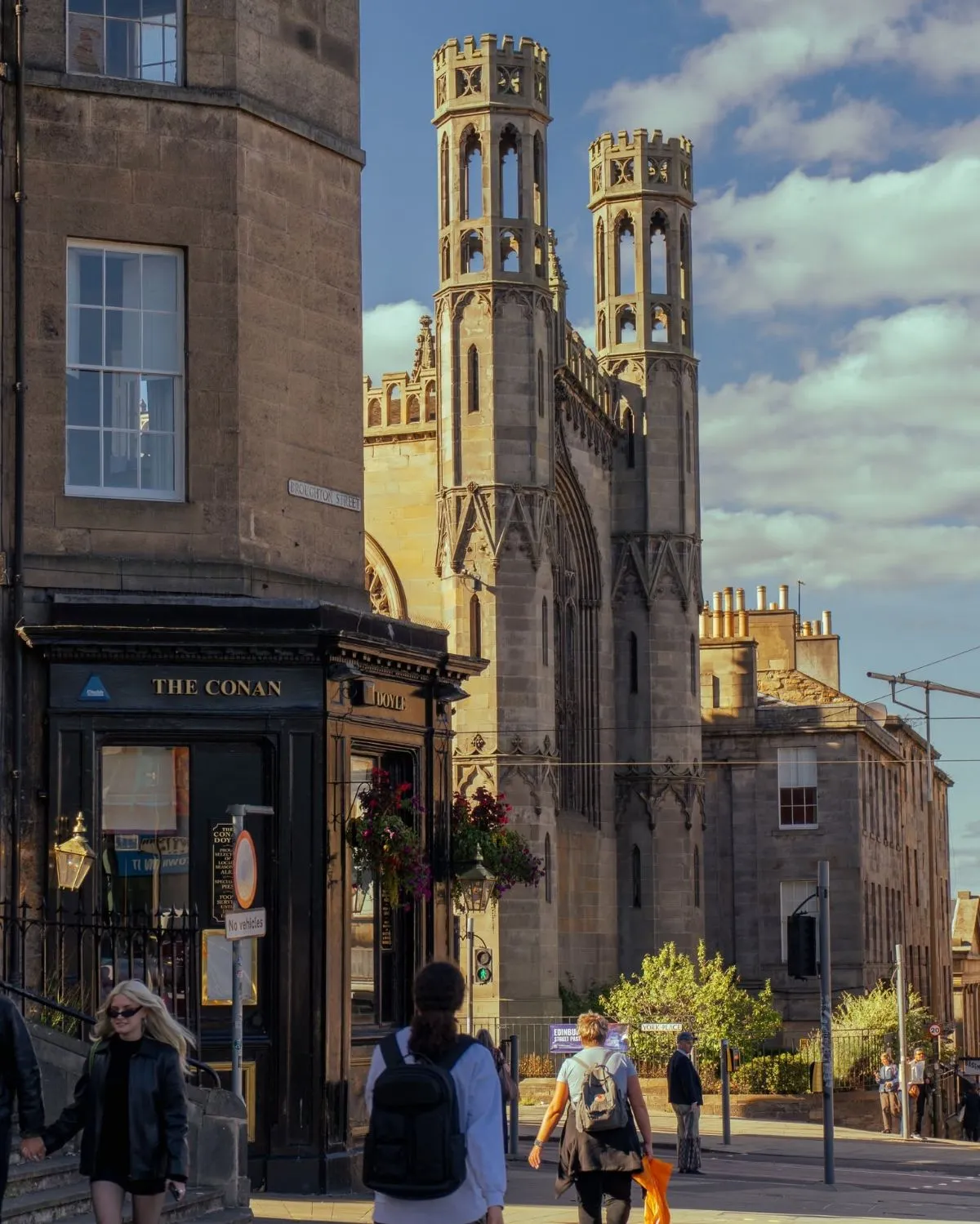 Exterior view of a traditional Scottish pub in Edinburgh