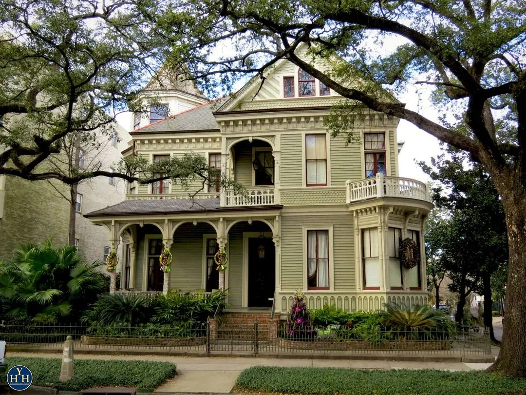 Historic mansions and live oaks in the New Orleans Garden District